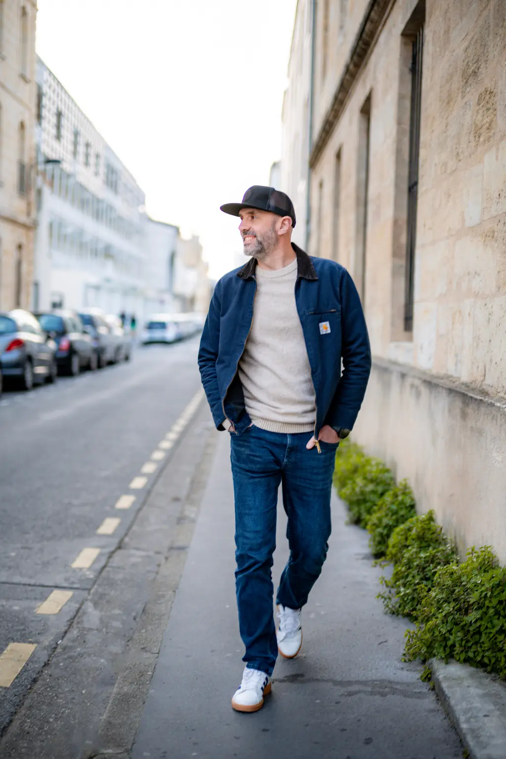 Jean Laplace marchant dans une rue de Bordeaux